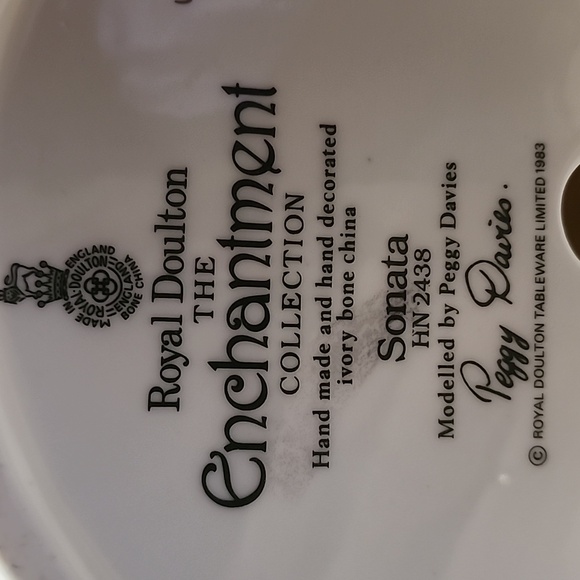 Elegant Porcelain Figurine with Gold Accents ROYAL DOULTON SONATA. - Picture 5 of 7